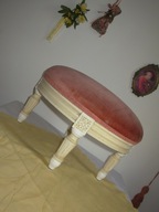 WYTWORNIE UROCZY ELEGANCKI PODNÓŻEK