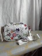 Torebka mała,kuferek,kwiaty,biała damska,na ramię,miejska, pojemna,pasek