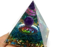 PIRAMIDA ORGONIT AMETYST SYMBOL NIESKOŃCZONOŚCI OM