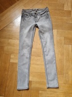 szare jeansowe rurki