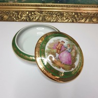 Eleganckie porcelanowe puzderko z uchwytem w kształcie motyla.