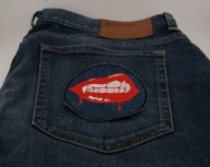 Naszywka Haftowana USTA WAMPIRA na Jeansie – Średnica 10 cm