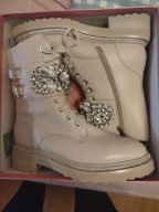 Skórzane beżowe botki damskie z biżuteryjną ozdobą Alma En Pena