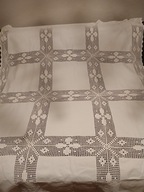 Piękny biały obrus z szydełkowymi wstawkami