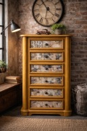 komoda z szufladami zmalowana w kolorze patynowanej musztardy vintage