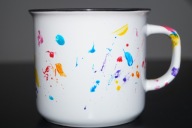 Ręcznie malowany kubek ceramiczny biwakowy w kolorowe kropki