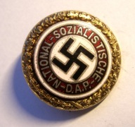 złota odznaka zasłużony dla NSDAP; III Rzesza; numer i sygnatura; II Wojna