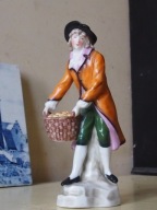 Młodzieniec z koszem owoców - stara porcelana.