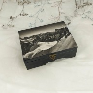 Drewniana szkatułka z alpejskim widokiem - rękodzieło