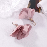 Kolczyki wiszące, efektowne materiałowe kwiaty, koraliki pudrowy róż K1703