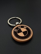 Drewniany brelok BMW – grawer z logo, prezent