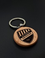 Drewniany brelok Raków Częstochowa – grawer z logo, prezent dla kibica