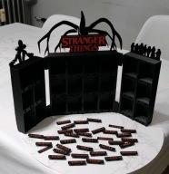 Półka Na Figurki Stranger Things – Prezent Box Organizer Kinder Joy