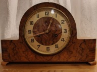 Piękny drewniany zegar kominkowy HAU W63 w stylu art deco – sprawny