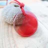 Wisiorek z żywicy na rzemyku - ręcznie robiony - Morning Cherry