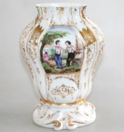 WAZON BIEDERMEIER Z RĘCZNIE MALOWANĄ SCENKĄ ZŁOCONY DUŻY 27 cm.