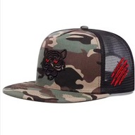 Czapka snapback z haftem tygrysa – moro, nowa
