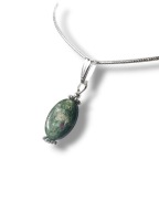 SZ03 Łańcuszek z wisiorkiem z kamieniem SZMARAGD