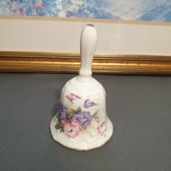 Porcelanowy dzwonek – angielska porcelana kostna, kwiaty, złocenia
