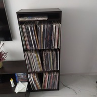 Szafka (regał) stojąca na płyty winylowe i gramofon