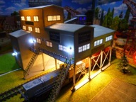 Kopalnia z Pomostem Załadunkowym Oświetlona LEDAMI .