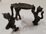 podstawka z kotami – metal / żeliwo dekoracyjny stojak figurka