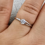 AAA Pierścionek platynowany średnica 18 mm elegancki "brylancik"