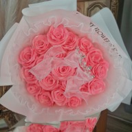 Bukiet ręcznie wykonanych lśniących satynowych róż 21 trwały prezent