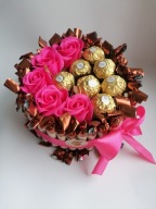 KOSZ SŁODYCZY PREZENT KONAFETTO FERRERO DZIEŃ BABCI DZIEŃ DZIADKA RÓŻOWY