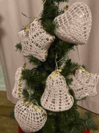 biało złote ręcznie zdobione bombki w różnych kształtach