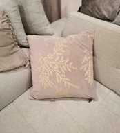 Welwetowa ekskluzywna poduszka ze złotym haftem naturalny puch