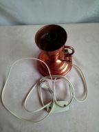 Stara sprawna miedziana lampa stojąca, w kształcie kaganka