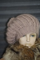 CZAPKA beret z pomponem RĘKODZIEŁO moher Cappuccino