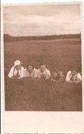 NA SKRAJU POLA -fotografia grupowa -format pocztówkowy