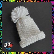 Ręcznie robiona biała zimowa czapka z pomponem