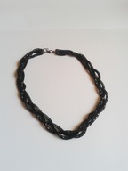 Czarny naszyjnik zapinany