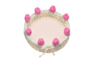 Biały koszyczek z kwiatuszkami na prezent ręcznie dziergany - rękodzieło