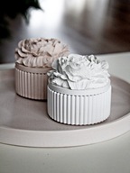 Mały ryflowany pojemniczek na biżuterię z piwonią - NOOA RIBBED PEONY BOX