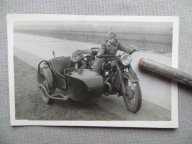 MOTOCYKL M-72 Z BOCZNYM WÓZKIEM PANNY OKULARY REJESTRACJA STARA FOTOGRAFIA