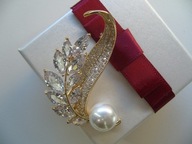 ELEGANCKA BROSZKA Z CYRKONIAMI I PERŁĄ + PUDEŁKO PREZENTOWE