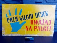 BLASZANA TABLICA PRL - PRZY CIĘCIU DESEK UWAŻAJ NA PALCE !