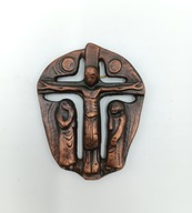 Ciekawy Krzyż z metalu - Maria i Józef stojący pod krzyżem Jezusa Chrystusa