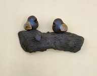 Dwa małe ptaszki wróbelki na gałęzi można je zawiesić na ścianie