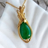 Wisiorek z małym, zielonym kamieniem jadeitem, złota stal, prezent dla mamy