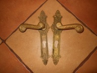 ŁADNE STARE KLAMKI MOSIĘŻNE Z SZYLDAMI