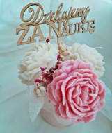 Świeczki sojowe w kształcie piwonii w bukiecie prezent dla nauczyciela