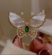 Piękna elegancka broszka motyl perłowy