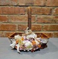 Koszyczek koszyk ratanowy wielkanocny na święconkę z zającem i kwiatami