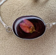 Regulowana bransoletka różowy pąk kwiatu handmade kwiat zatopiony w żywicy