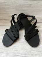 37 Maccioni czarne skórzane sandały płaski obcas